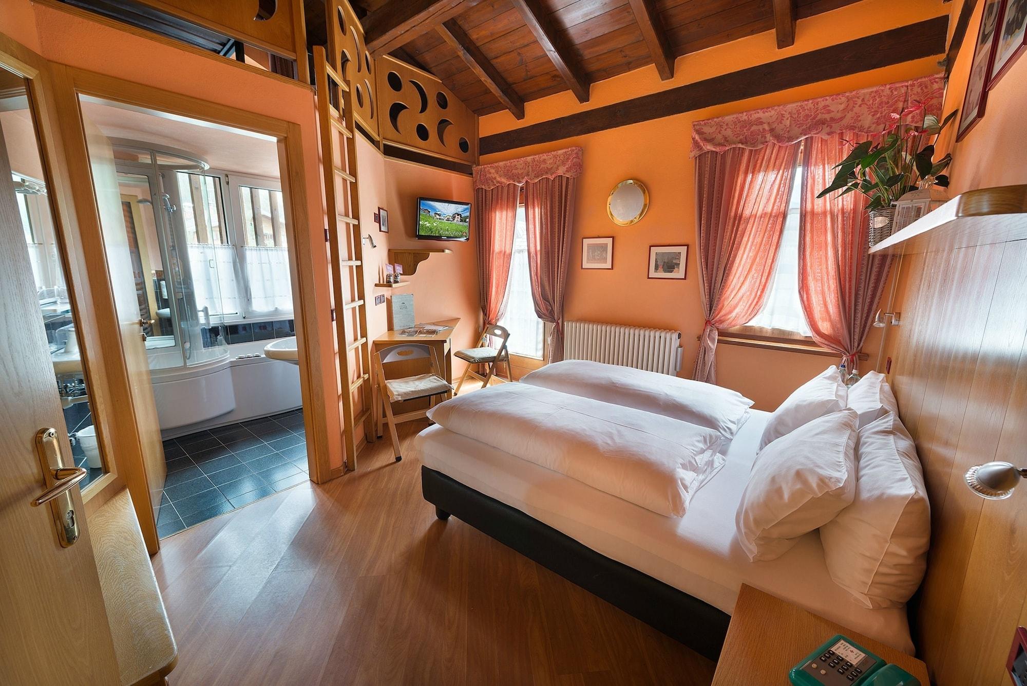 Hotel Astra Ливиньо Экстерьер фото